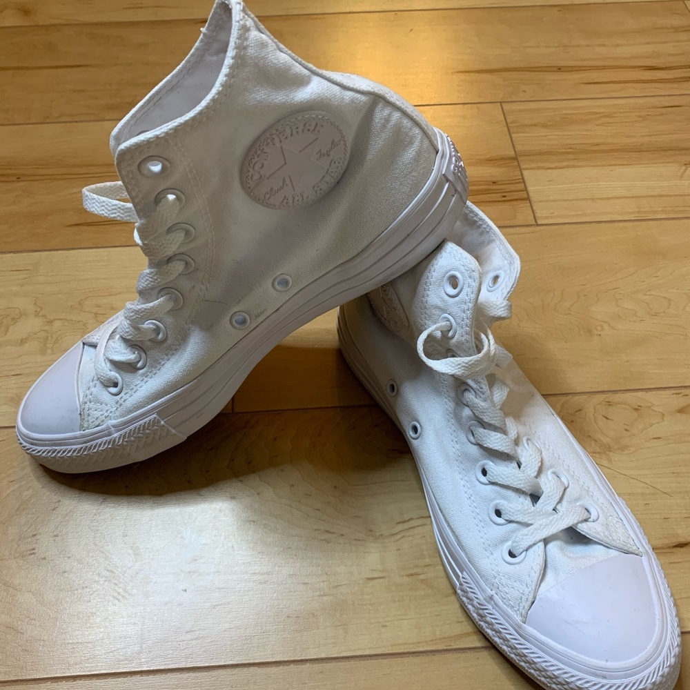 White High Top Converse Chuck Taylor Size 8.5